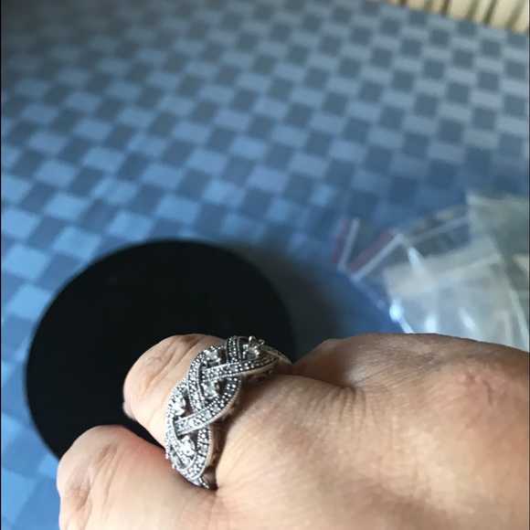 Jewelry - Price ✂️✂️🌺Sterling Silver Diamond Ring 🌺